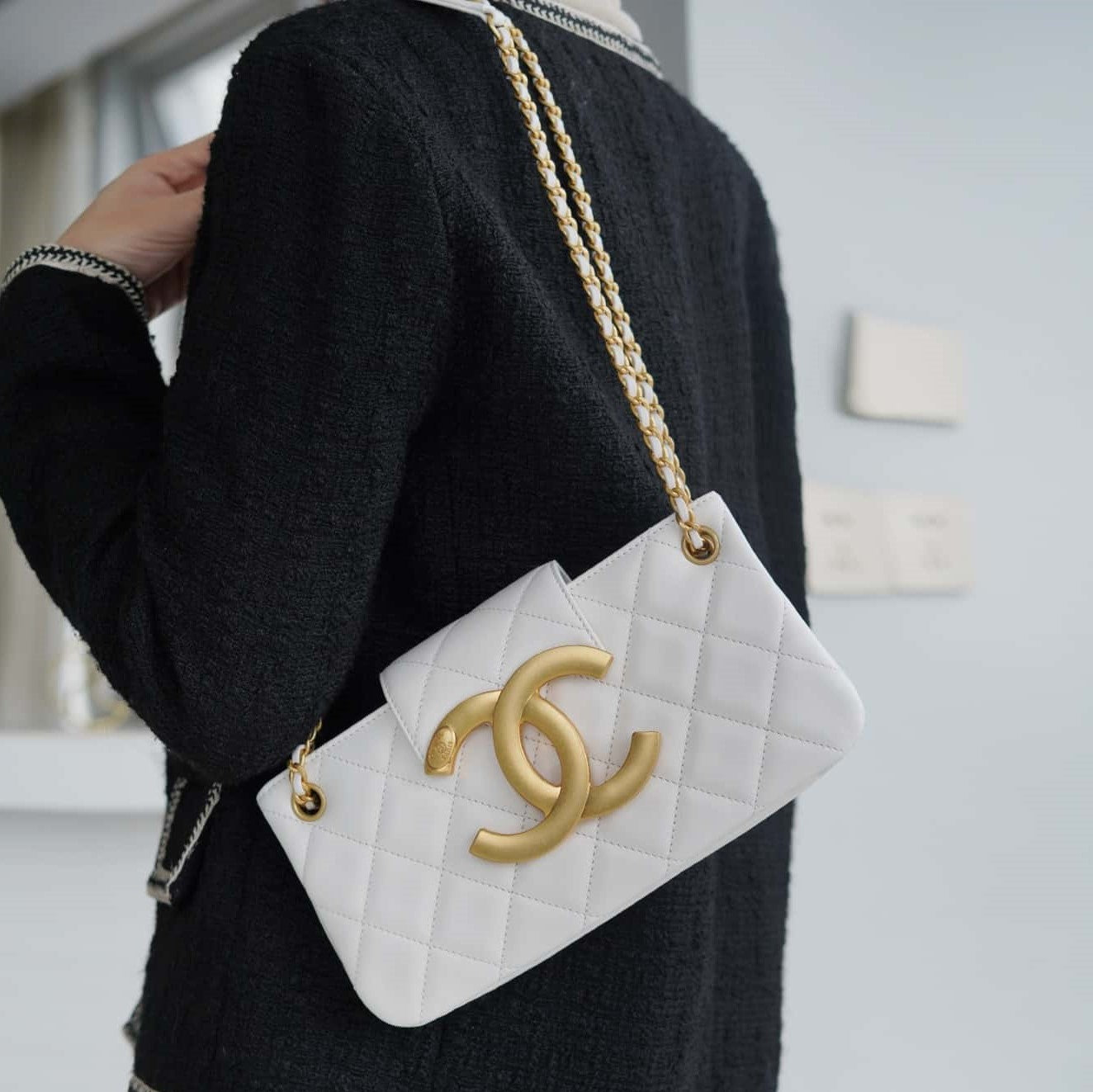 ๐๐๐๐ก๐๐ ๐๐๐ Vintage Logo Quilted Lambskin Shoulder Bag 11.5x24x4.5cm